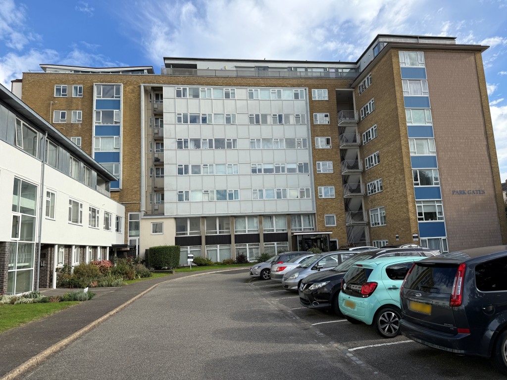 Lot: 130 - TWO-BEDROOM GROUND FLOOR FLAT IN NEED OF UPDATING CLOSE TO SEAFRONT - Front view of block of flats from Chiswick Place